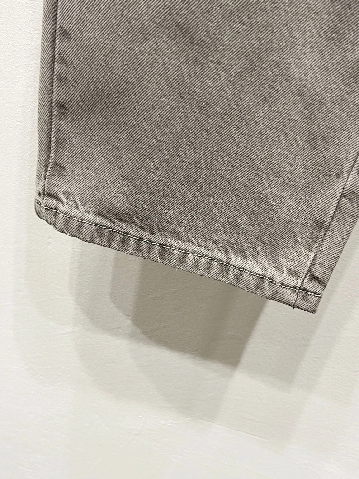 P220 Style No.: (c014) Chrome Hearts CH Chrome Hearts Heavy Industry Damaged High Street Jeans Exude uninhibited personality and unique charm. Every wear and tear is carefully designed to present a unique artistic feel. Made of imported denim fabric, which has undergone heavy industrial washing and destruction treatment, the trousers show a super cool effect on the upper body, allowing you to dominate the fashion stage.  This is more than just a pair of jeans, it is an expression of attitude. With its unique design concept and ultimate pursuit of details, Croxin breaks traditional boundaries and defines the jeans trend in the new era. The trousers are made of double-layer woven fabric and matched with customized hardware, showing an incomparably beautiful and unique style, making every wearer the focus of fashion. Imported denim fabric, super heavy-duty washed and damaged, the upper body is super cool! Customized hardware. Unbeatable and beautiful style. The production process is difficult. Full of high street feel. Color: Gray Size: S M L XL XXL
